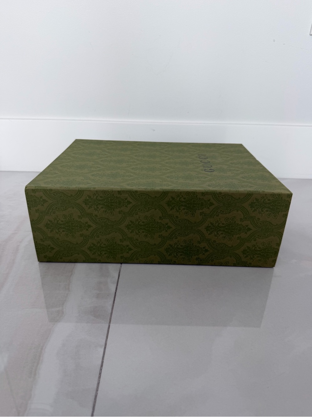 Gucci Large Green Magnetic Close Gift Box with Logo Ribbon - Picture 10 of 14